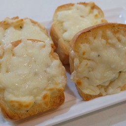 ขนมปังกะเทียมชีส