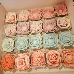 วุ้นดอกไม้ในกระทง 20 ชิ้น ต่อ1 กล่อง ส่งคละสีนะคะ