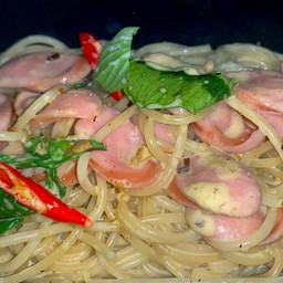 Spaghetti with green curry sauce sausage สปาเก็ตตี้ เขียวหวาน ไส้กรอก