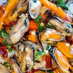 ข้าวกะเพราหอย แมลงภู่