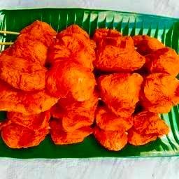 ลูกชิ้นปลาหนึบสีส้มทอด 2 ไม้