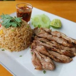 ข้าวผัดหมูย่างจิ้มแจ่ว+ไข่ต้ม