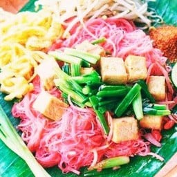 ผัดหมี่ชมพู ฟรีใส่ไข่ Thai local stir-fried pink noodle