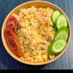 ข้าวผัดไข่ใส่หมูสับกุนเชียงทอด