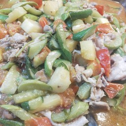 ผัดเปรี้ยวหวานเนื้อไก่