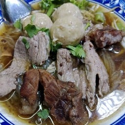 เกาเหลาหมูตุ๋น หมูสด ลูกชิ้นแชมป์