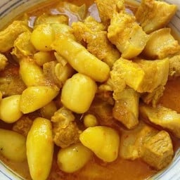 แกงเหลืองมันขี้หนู ( หมูสามชั้น )