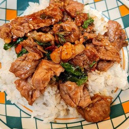 ข้าวราดกะเพราเนื้อ