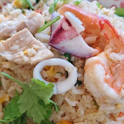 ข้าวผัดรวมหมู หมึก กุ้ง