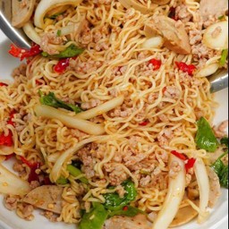 ยำมาม่าหมูสับ