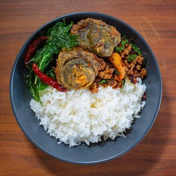 กระเพราหมูสับไข่เยี่ยวม้า