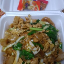 ผัดซี่อิ้วเส้นใหญ่