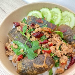 ข้าวกระเพราไข่เยี่ยวม้า