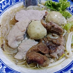 หมู  ก๋ยวเตี๋ยว หมูสด หมูตุ๋น ลูกชิ้นแชมป์