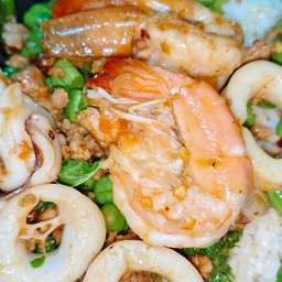ข้าวกะเพราหมูสับ กุ้ง หมึก
