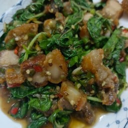 กระเพราหมูกรอบ