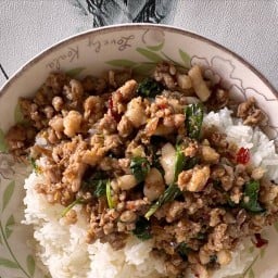 ข้าวกะเพราพริกแห้ง อร่อย เด็ด เผ็ดสะใจ ,ยำแซ๊บๆ