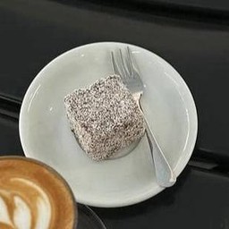 LAMINGTON CAKE