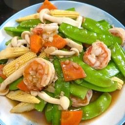 ผัดผักรวมราดข้าว