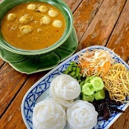 ขนมจีนน้ำยากะทิ ลูกชิ้นปลากรายแท้