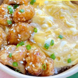 ข้าวไข่ข้นไก่ทอดซอสกระเทียม