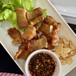 สามชั้นทอดน้ำปลา