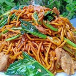 เส้นเหลืองผัดซีอิ๊ว