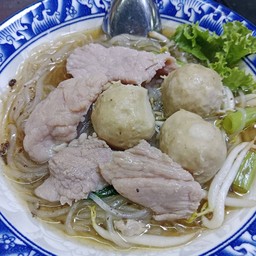 หมู ก๋วยเตี๋ยว ลูกชิ้นและหมูสด แชมป์
