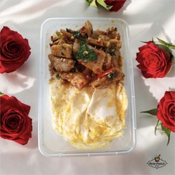 ข้าวไข่ข้นกระเพราหมูชิ้น