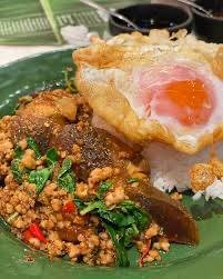 กระเพราไข่เยี่ยวม้าราดข้าว