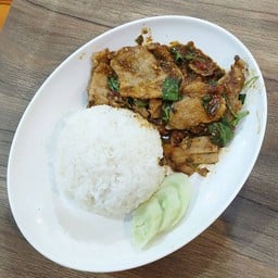 ข้าวราดผัดพริกแกงหมูหมัก