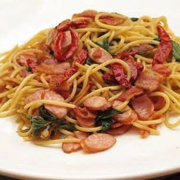 สปาเก็ตตี้พริกแห้งไส้กรอก