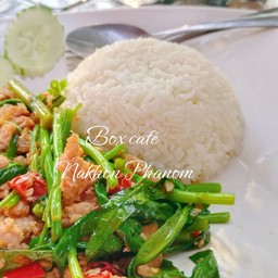 ผัดผักบุ้งไฟแดงไก่ราดข้าว