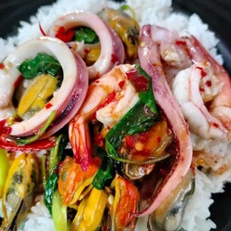 ผัดกระเพรา 3 ใจ ราดข้าว (กุ้ง+หมึก+หอยแมลงภู่) เน้นบวก ไข่ 3 ใบ (ไข่เค็ม-ไข่เยี่ยวม้า-ไข่ดาว)