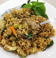 ข้าวผัดเขียวหวานเนื้อ