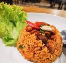 ข้าวผัดต้มยำหมูกรอบ