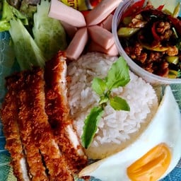 ข้าวกระเพราหมูสับสามเกลอ