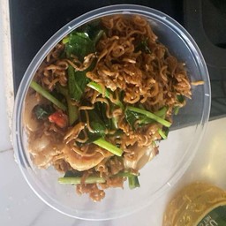 ผัดซีอิ้วมาม่าไก่