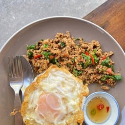 ข้าวผัดกระเพราหมูสับ-ไก่สับ