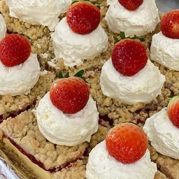 STRAWBERRY CRUMBLE CHEESECAKE