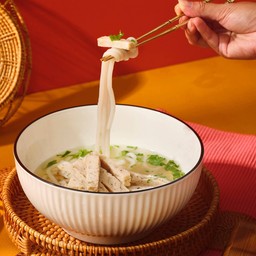 Banh canh ก๋วยจั๊บญวนใส่หมูยอ