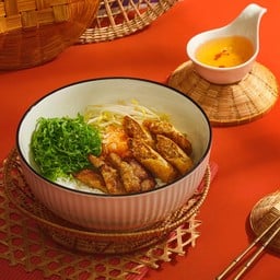 Grilled pork with Fried spring rolls vermicelli ขนมจีนกับหมูย่างและปอเปี๊ยะญวนทอด