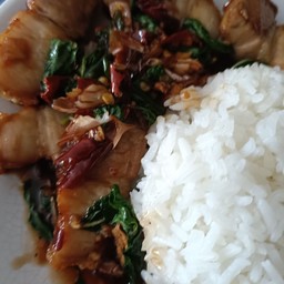 กะเพราหมูกรอบ