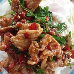 ข้าวกระเพราหมูชิ้น 80