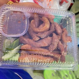 ข้าวหมูทอดเเดดเดียวนำ้จิ้มเเจ่ว