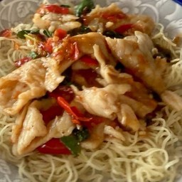 บะหมี่ราดหน้ากะเพราหมูหมัก