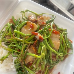 กระเฉดหมูกรอบราดข้าว