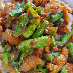 ข้าวผัดพริกแกงหมูป่าราดข้าวจ้า