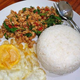 บ้านณิชามีแต่ของอร่อย กะเพราคุณยาย ทะเลดองน้ำปลา