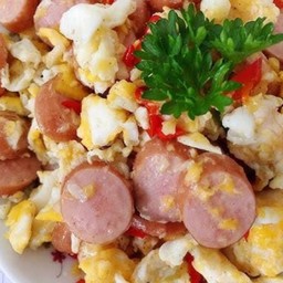 ไส้กรอกขยี้ไข่ ราดข้าว (ฟรีพริกน้ำปลา3รส)